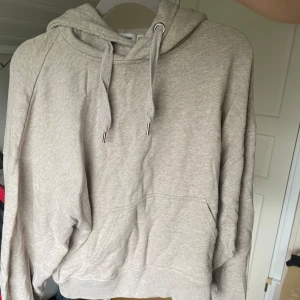 Carin Wester - Hoodie  - Mjuk o bekväm hoodie bra för vintern!🌺 Ger en oversized look och inte för tight alls  Köpte i fel storlek😊 100% bomull