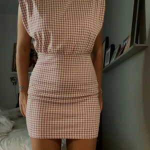 Klänning zara - Jättefin rutig klänning från zara, helt ny utan prislapp! Passar även M i storleken🩷🩷 