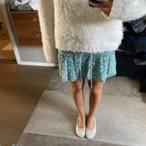 Kjol - Supersöt kjol i nyskick från zara🥰 Priset kan diskuteras/tar emot alla prisförslag❤️