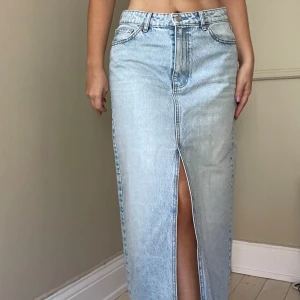 Kjol - Jeanskjol från stradivarius, använd 1 gång. Strlk38