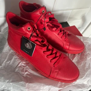 HELT NYA Röda skor från Zara.  - Helt nya! Aldrig använda. Storlek 42. Prislapp sitter kvar   Skriv gärna om du har några funderingarna😊