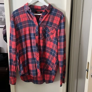 Röd flanellskjorta  - Rödblå flanellskjorta i storlek S från Bik Bok.
