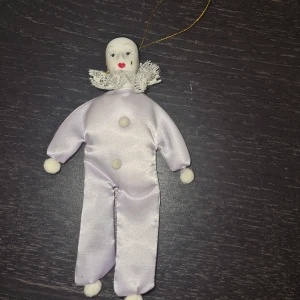 Pierrot mini clown🤡 - Pierrot mini mini 🤡 går basically att hänga upp i julgranen om så önskas😭 (KAN SÄLJA ALLT CLOWNRELATERAT MED PAKETPRIS ETC🙏🌈)
