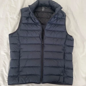 Uniqlo väst - Hej! Säljer nu denna skit snygga västen ifrån Uniqlo! Den har varit använd 1 gång så helt ny! Storlek XS men sitter som en S. Passar dig mellan 170-182! Nypris på 600