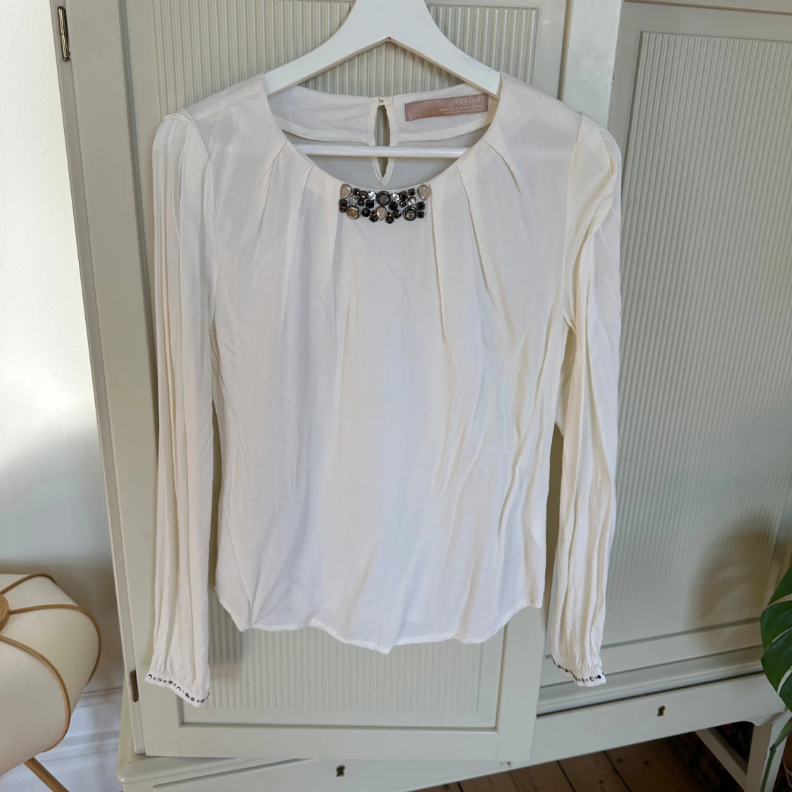 Cremevit blus i Viscosematerial, Culture