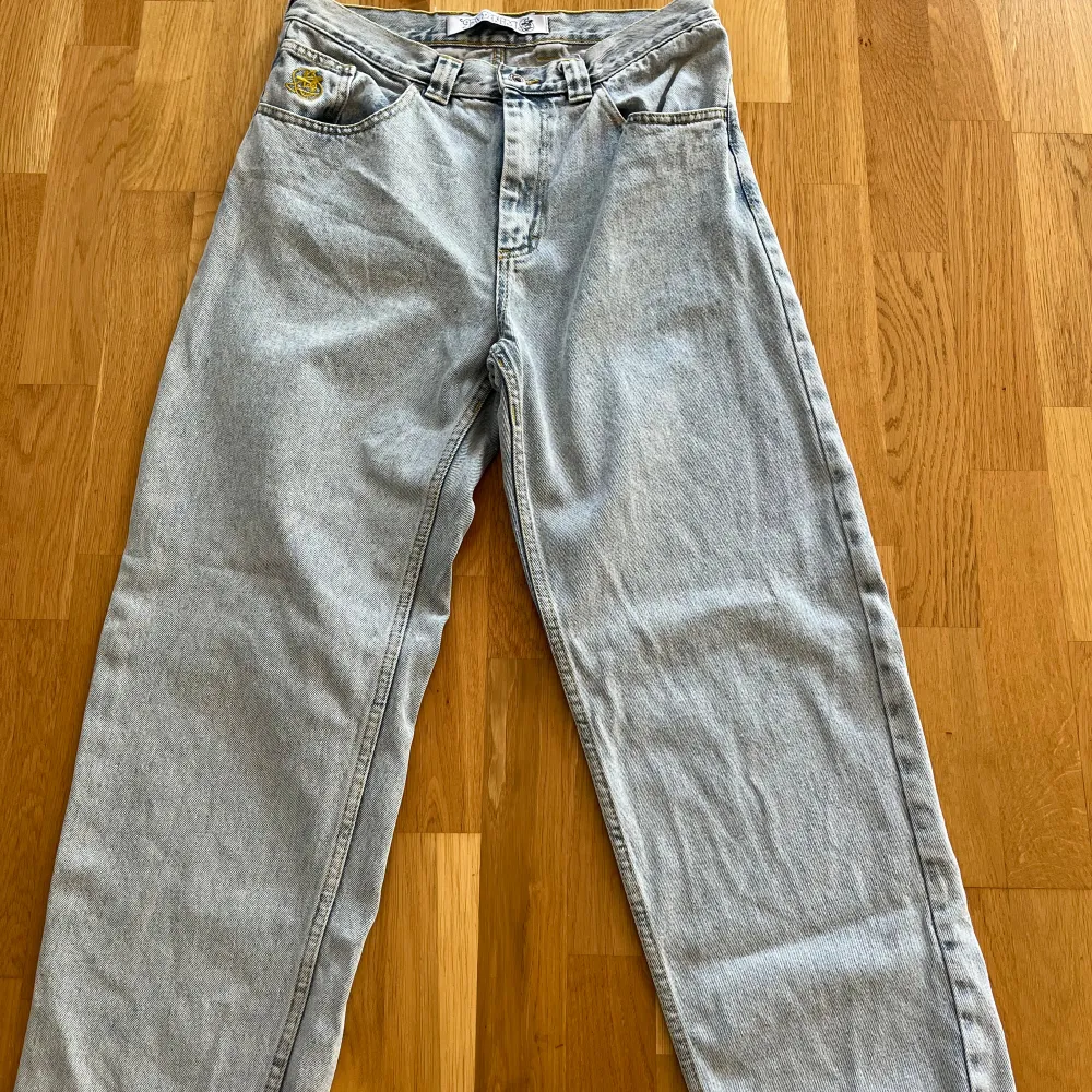 Baggy jeans, 93 Denim polar skate Sparsamt använda men avklippta byxben ( se mått på bild) Därav också priset. (Nypris 1300kr). Farkut & Housut.