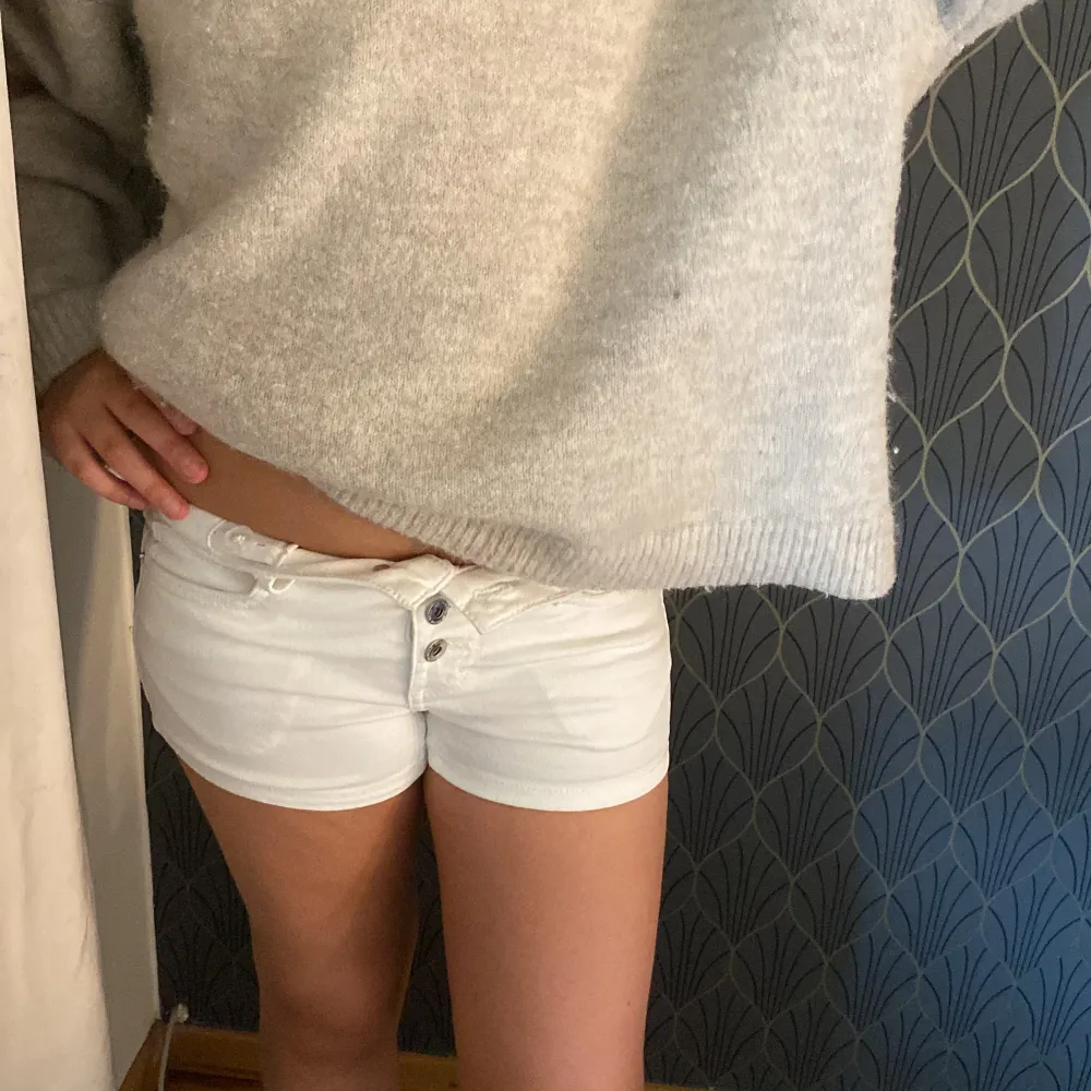 Säljer då dem är alldeles för små  Midjemått 35  Inga stora defekter bara små små  tecken på användning 💕 . Shorts.