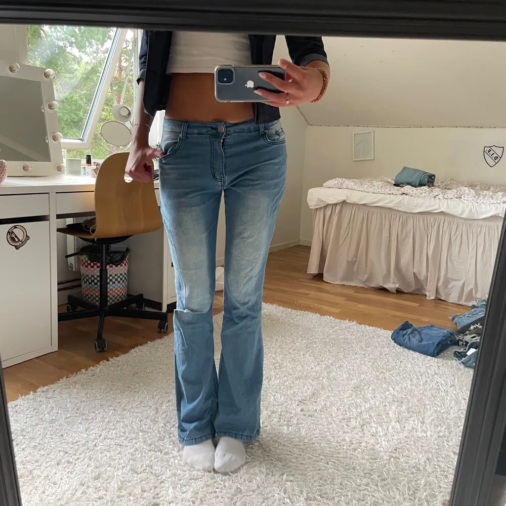 Så sjukt snygga jeans i cool tvättad färg. Tyvärr är de för korta på mig. Fint och passande hål på ena knät! Inte så använda pga fel storlek! Står ingen storlek eller märke men passar en kortare 36/38 skulle jag tippa! . Farkut & Housut.