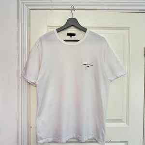 Comme Des Garcons Homme T-Shirt - CDG homme t-shirt i bra skick, diskret logga på bröstet och inget print på baksidan av tröjan.   Riktigt bekväm, bra kvalité, perfekt passform och tidslöst plagg.   Condition 8/10 pga användning, men inga hål eller så. 