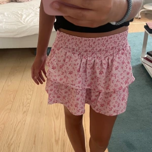 Söt kjol  - Säljer den här söta kjolen från Gina tricot!💕Skulle säga att den passar nån som har storlek xs-s!💕