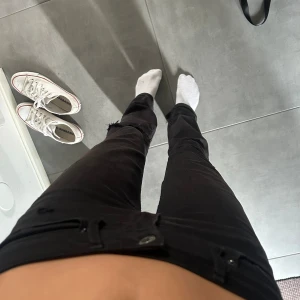 Lågmidjade boutcute - Jätte snygga Levis jeans men tyvärr för små skriv för fler bilder eller mått 