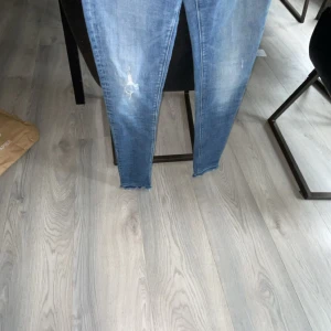 Replay jeans - Fina replay jeans med slitningar. Storlek 29,30
