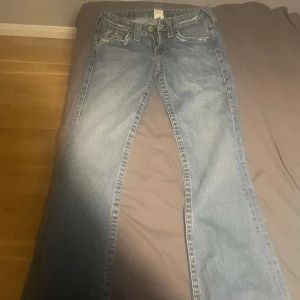 True Religion jeans  - Hej säljer ett par true religion jeans för 850 köpt för 1200 och dom är använde två gånger. Säljer för dom inte är min stil och för ja behöver pengar hahaha.