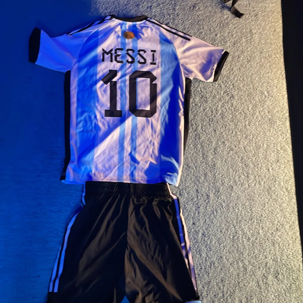 Hej jag säljer min gamla Messi tröja storlek XS barn. Den är använd 2-4 gånger typ vill någon köpa mitt pris är 259 kr för en riktig Messi tröja och shorts med nummer 10 . Sportswear.