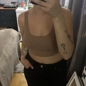 Topp linne Ginatricot - Beige topp/linne från ginatricot i stolek xs men passar även dig som är en M och S