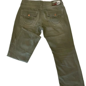 True Religion jeans - Rare vintage truies i storlek 40. Väldigt bra skick, inga märken eller liknade (revorna är original).  Midjemåttet är ca 49cm Benöpningen är 25cm