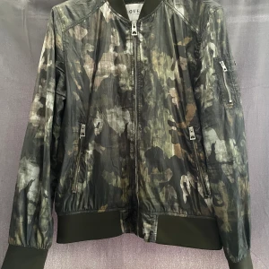 Guess windbreaker -  Säljer fin vindjacka som kommer vara perfekt nu för hösten. Skick 9,5/10. Kontakta gärna vid frågor  Nypris:1000