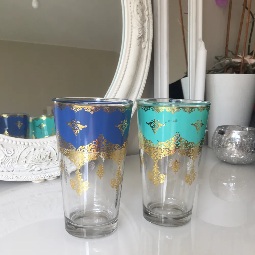 Två fina orientaliska glas . 60kr stycken och två 100kr. Kan möta er i Stockholm utanför Åhléns    Höjd: 4,07cm  . Övrigt.