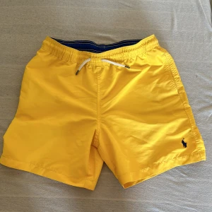 Ralph lauren badbyxor - Säljer dessa ralph lauren badbyxor då jag har växt ut ur dem, de är bara använda ett fåtal gånger då jag växte ut ur dem rätt så snabbt. Passar i xs.
