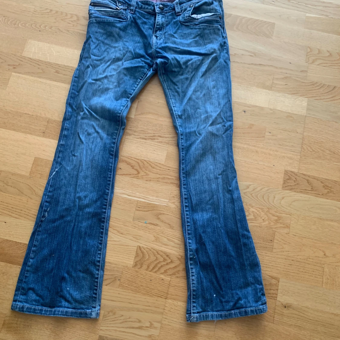 Lågmidjade utsvängda yk2 jeans  - 93