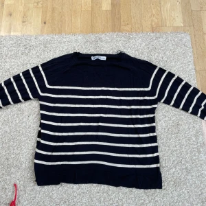 Tunn långärmad tröja  - En tunn randig långärmad tröja ifrån Zara. Väldigt liten i storleken och passar M. Hör av dig vid frågor💙