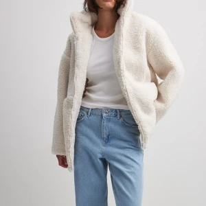 Teddyjacka - Kollar om nån är intresserad av en teddyjacka nu till hösten! Den är super mysig och jättefint skick. Inte så mycket använd. Skulle säga att den sitter lite oversized och skulle passa 34-36 💗 ord. pris: 1099kr Finns inga fläckar eller sminkfläckar!