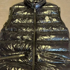 Moncler väst - Storlek L-Xl   Finns hål vid både framfickorna  Pris kan diskuteras vid snabb affär 