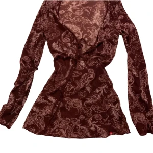 Espirit blus - Jättefin blus som säljs då den inte kommer till användning mer. Inga defekter. Bilder från förra ägaren. Skriv gärna om ni har några frågor<3