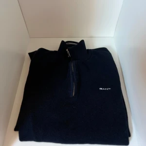 Gant half zip  - En fin Gant half zip ! Den är ett ny skick är knappt använd. Vid fråga det är bara att skriva. ❤️
