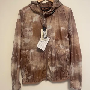 Woolrich windbreaker - Tjena, säljer nu denna eftertraktade woolrich jackan som är helt ny med tags vid minsta lilla fråga eller fundering skriv gärna🤝