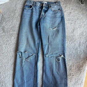 Jeans med hål  - Jeans med håldetaljer, långa i modellen