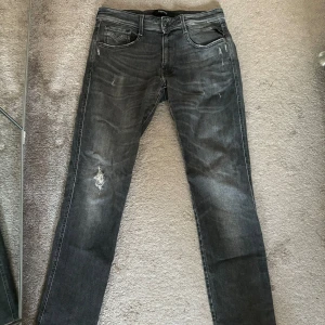 Replay Anbass jeans - Ett par feta Replay jeans i storlek 32/32. De är i 8,5/10 skick och använda fåtal gånger. Skriv vid funderingar!