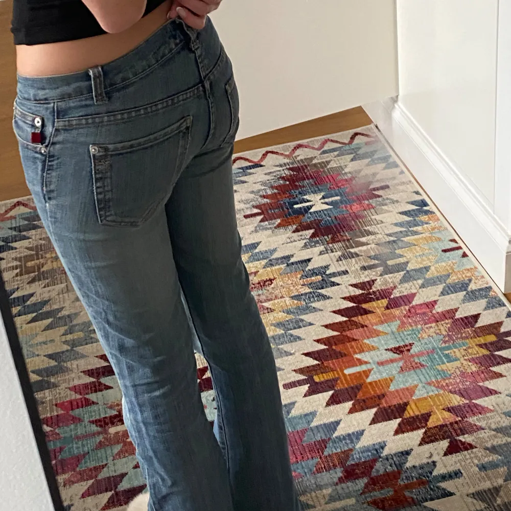 Säljer dessa mycket snygga jeans som tyvärr blivit små. Väll andvända men inget som syns på dem. Passar i längden för personer som är runt 160💕 midjemått rakt över 37cm. Innerbenssöm 76 cm. Jeans & Byxor.