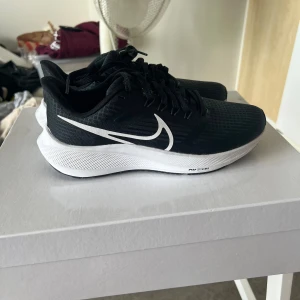 Nike air zoom pegasus - Skorna har ej kommit till användning. Är i mycket bra skick. 
