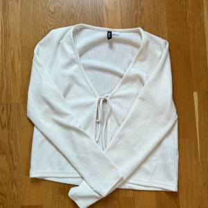 En vit kofta från HM - Kommer aldrig till användning och darför säljer jag den. Den är i nytt skick. 