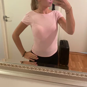 Rosa t-shirt - Jättesöt rosa t-shirt med öppen rygg❤️