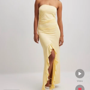 Gul långklänning - Sååå fin gul långklänning som bara aldrig kommit till användning!💛 Lappen är kvar😊Köpt på NA-KD i höstas för 599kr men sälher den nu för 350. Finns inte kvar på hemsidan!