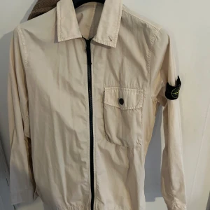 Stone island overshirt - Super fin , knappast andvänd . Förliten Köpt från Nk i Stockholm  