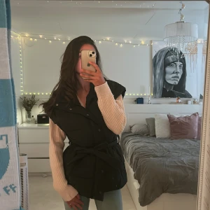 Svart väst  - Svart väst från Gina, jättefin och endast använd två gånger, ser ut som ny💗storlek xs men passar även S och M