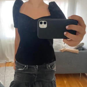 Topp - Väldigt söt liten topp med puffärmar. Pris kan diskuteras. 