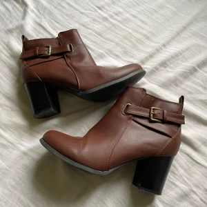 Bruna VOX stövletter - Jätte fina vintage bruna stövletter. Passar perfekt till ett par jeans på hösten eller en kjol på sommaren☺️ 