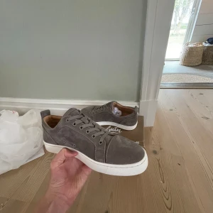 Gråa loubs utan spikar  - Hej! Säljer nu mina gråa loubs, skick 9/10 Köpta här på Plick  ( endast använda 1-2 dagar Max) pris går att diskuteras OBS box är damaged Köpte dom så 