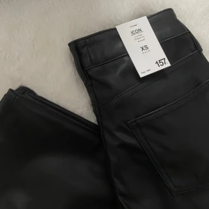Svarta byxor från 157 - Svarta skinnbyxor från 157 i storlek XS. Byxorna har låg midja och raka ben. aldrig använda och alla prislappar sitter kvar! 🫶🏼 nypris - 400 kr 💕