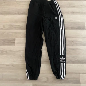 Adidas byxor  - Asså dem e typ i skal material eller träningsmaterial 