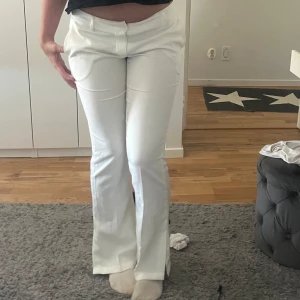 Skit snygga Vita lowwaist konstymbyxor  - Säljer dessa as snygga vita lågmidjade kostymbyxor från bikbok 💕💕storlek 40 passar till S-M (små i storleken) och använda Max 1-2 gånger. Nypris ca 500 kr. Pris kan diskuteras. 