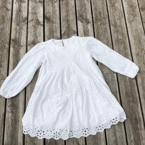 Zara klänning  - Säljer denna fina vita zara klänningen, pgr av att den är förliten har endast används 1-2 gånger, finns ej kvar i butik ❣️