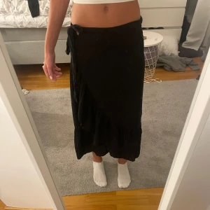 Pernilla Wahlgren lång kjol - En svart lång kjol ifrån Pernilla Wahlgren i väldigt bra skick och använd ett fåtal gånger!💕