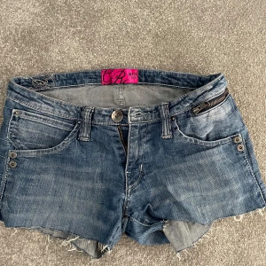 Jeans shorts  - Avklippa gamla jeans som nu är jeansshorts, passar S. Kika för fler billiga plagg i min profil! 