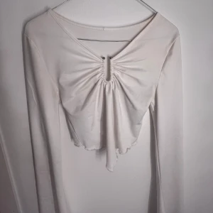 Vitt tröja  - Säljer den här snygga tröjan! 😊