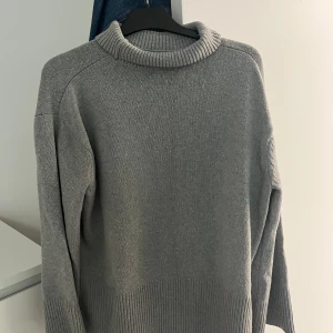 grå tröja  - Fint passar jättebra till båda hösten o vinter  